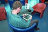 On peut emprunter cinq livres  numériques simultanément pour une durée de 28 jours, en téléchargement sur ordinateur, tablette, liseuse ou smartphone.