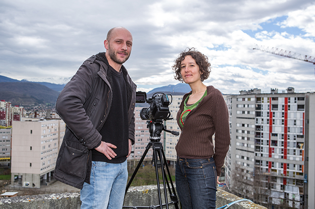 mardi 31 mars 2015 Vincent Massot et Flore Viénot tournent un documentaire consacré au quartier de la Villeneuve. © Sylvain Frappat - Ville de Grenoble 2015