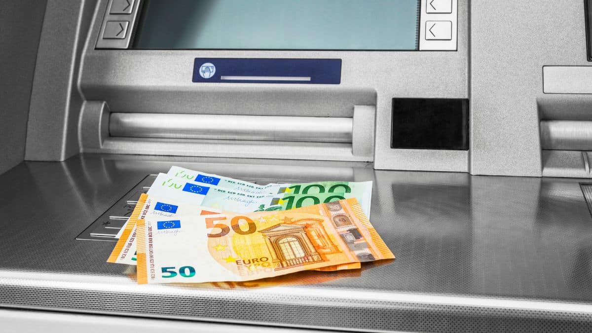cette arnaque aux distributeurs de billets fait des ravages en france, voici comment sécuriser votre carte bancaire