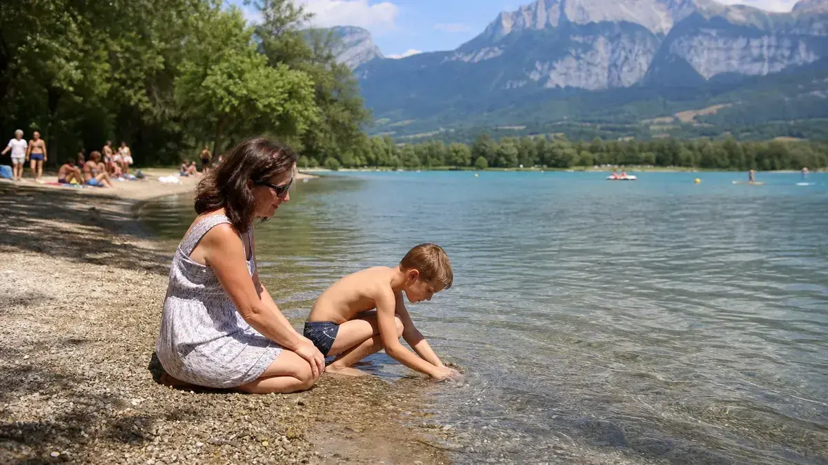 Plage la plus proche de Grenoble : lacs, mer Méditerranée et distances à comparer